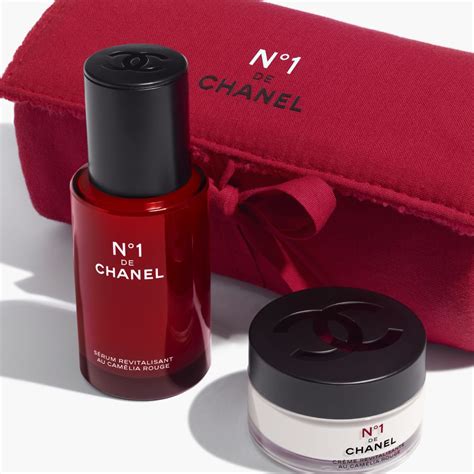 N°1 DE CHANEL Revitalizing Serum .